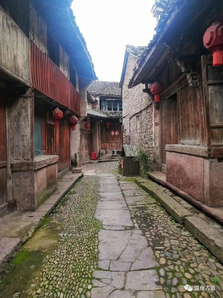 堡藏欢聚中国年 塔斯汀“万狮兴龙•聚堡盆”新品上市